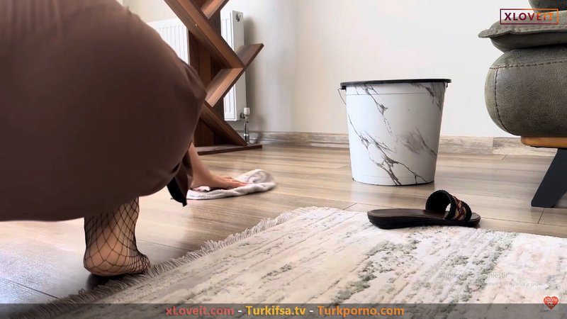 Fatma ile her telden ifşa kova suyla yerleri sildi