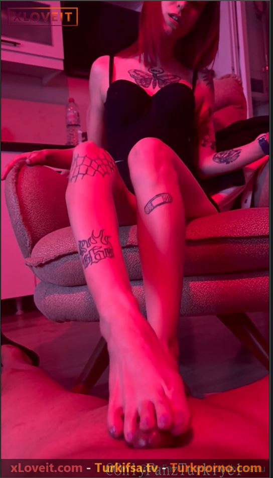 Sahibe Asu kölesini ayak masajıyla ödüllendirdi