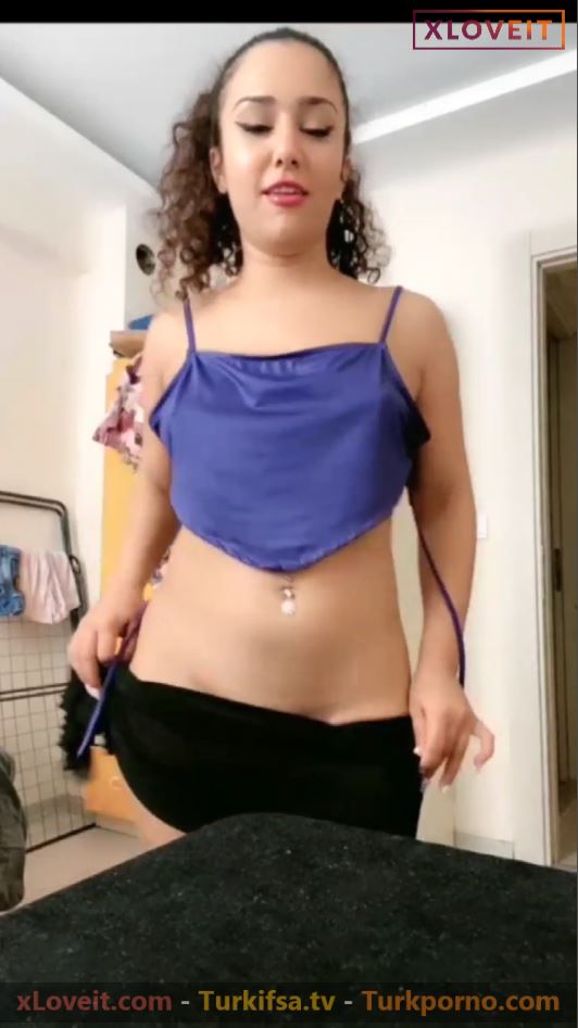 Tango Curly ifşa Meme frikiği vermek için beli tutuldu